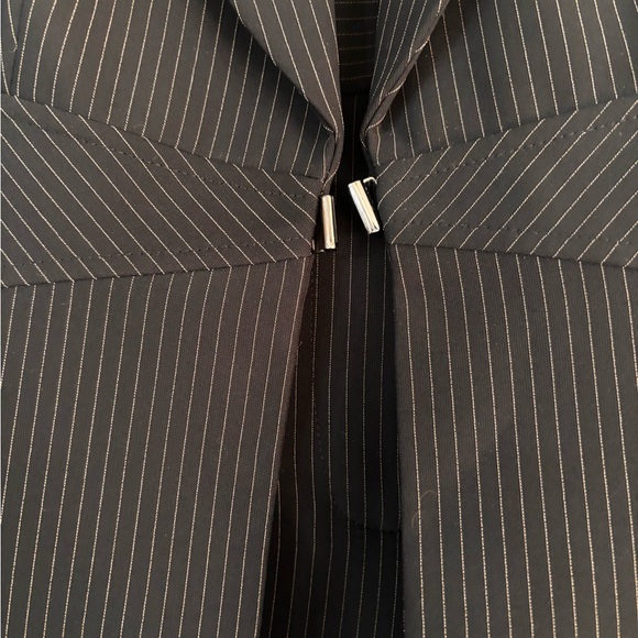 TAHARI SUIT - Picture 4 of 4